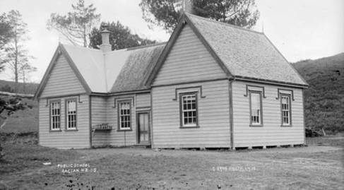 1910 photo shows a timber lath roof on the original right-hand side room built in 1883 and a corrugated iron roof on left-hand side 1906 addition.